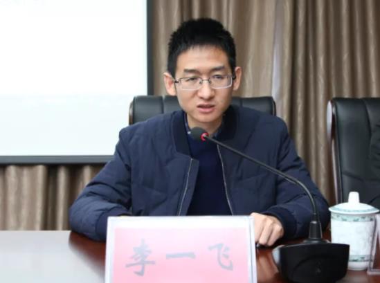 李一飛簡歷：桂林市政府秘書長李一飛，曾任桂林市委副秘書長，靈川縣委常委、組織部部長，龍勝縣委常委、宣傳部部長、副縣長